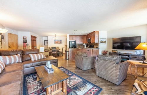 Four O'Clock Apartment | Pine Ridge #14b