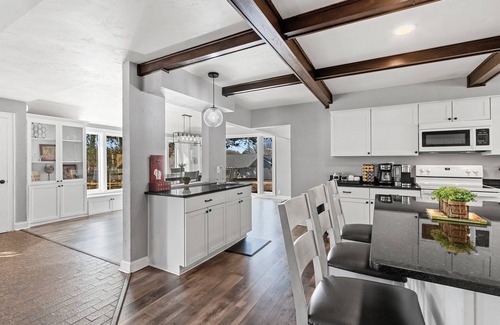 Green Bay House | Pine Terrace/Hot Tub/Entertainment Garage/6bdrm