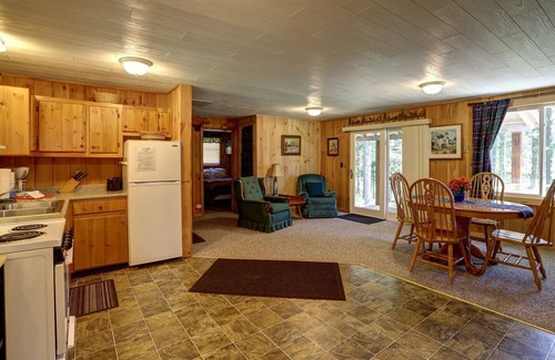 Oquossoc House | Pine Valley - Great newly renovated cabin - close to the village of Oquossoc