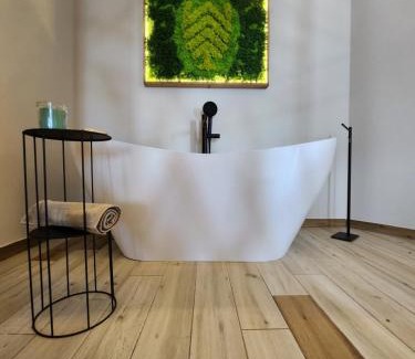 Pamporovo Apartment | Pine & Wine Bathtub Apartment