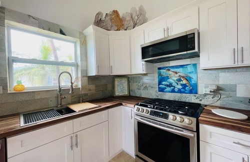 Gregory Town House | Pineapple Hideaway | Oleander Gardens