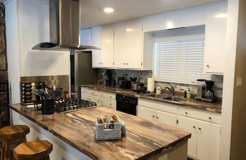 Lower Kingsbury House | PineCone Lodge - 3 bed/2 bath - South Lake Tahoe (sleeps 6)