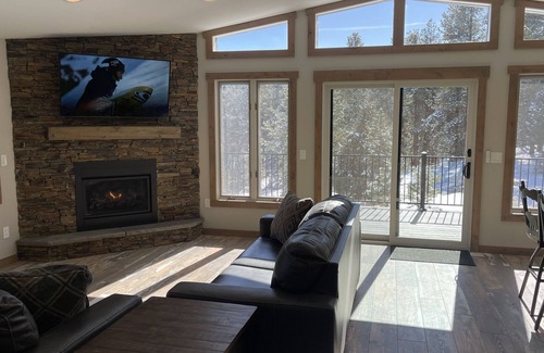 Pine Cabin | Pinecone Lodge minutes from legendary Red Rocks and Wedding venues