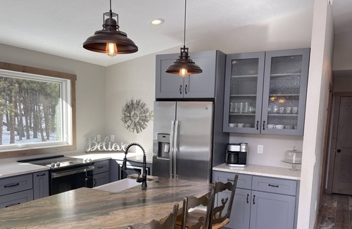 Pine Cabin | Pinecone Lodge minutes from legendary Red Rocks and Wedding venues