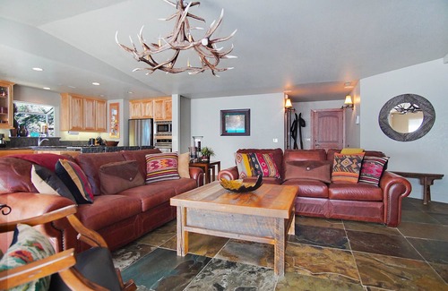 Strawberry House | Pinecrest Mountain House! Hot Tub, Tesla Charger, Super close to Pinecrest Lake!