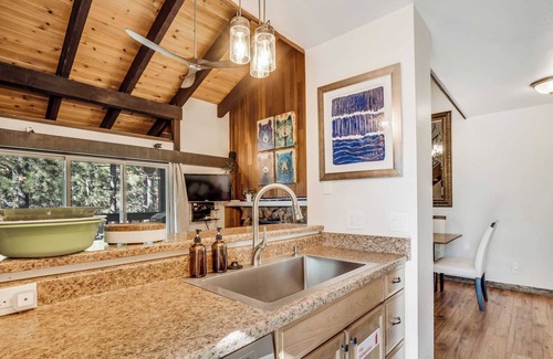 Lake Forest Cabin | Pinegrove by Avantstay Beautiful Villas Condo Just Outside Tahoe City!
