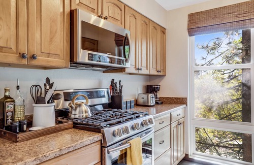 Lake Forest Cabin | Pinegrove by Avantstay Beautiful Villas Condo Just Outside Tahoe City!