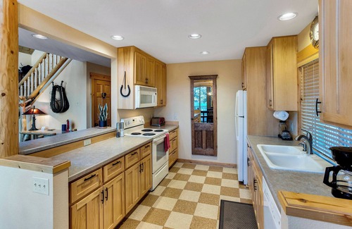 Redmond Ski Chalet | Pinewood Chalet in Eagle Crest on Golf Course - Hot Tub