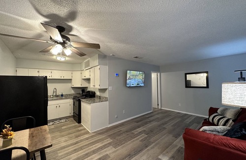 Texarkana Apartment | Piney Woods 6 - King Bed