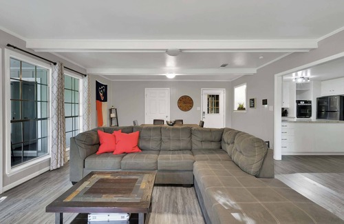 Huntsville House | Piney Woods | Spacious Retreat | Near Sam Houston!