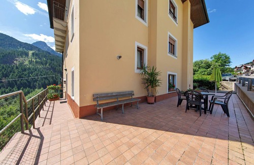 San Pietro di Cadore Apartment | 'Pini' Room with Mountain View and Balcony
