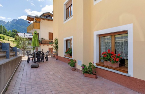 San Pietro di Cadore Apartment | 'Pini' Room with Mountain View and Balcony
