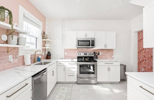 Holy Cross House | Pink Bachelorette 4bd/2b home + 4 min to Mass Ave!