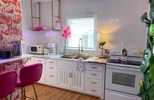 Hudson House | Pink Flamingo Downtown Hudson w/hottub