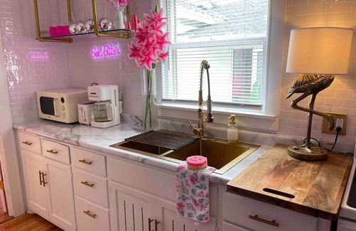 Hudson House | Pink Flamingo Downtown Hudson w/hottub
