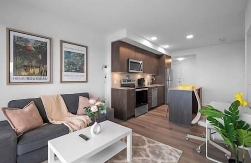 Crescent Heights Apartment | "Pink Lemon" 2BR |Mins to Saddledome|Rooftop Patio