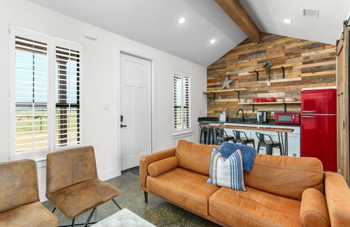 Fredericksburg House | Pink Paradise~Hot Tub~Games~EV~Hill Country Escape