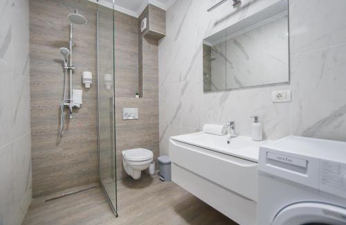 Oradea Apartment | Pinky Black Escape