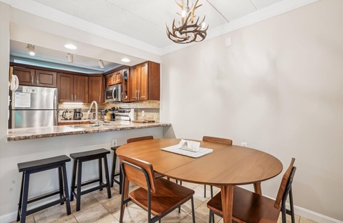 Killington Condo | Pinnacle B10 lovely 2 bedroom, 2 bath with shuttle to the slopes 7 days a week. The outdoor pool, hot tub, and, tennis courts are open during summer only.