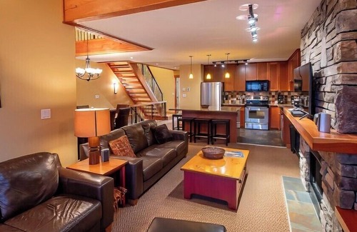 East Kootenay Apartment | Pinnacle Ridge Chalets by Fernie Lodging