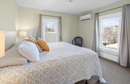 Historic Downtown District House | Pioneer Vacation Rentals - Pioneer North Suite downtown Ashland