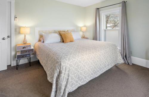 Historic Downtown District House | Pioneer Vacation Rentals - Pioneer North Suite downtown Ashland