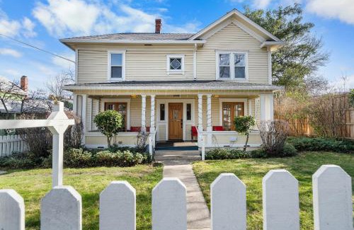 Historic Downtown District House | Pioneer Vacation Rentals - Pioneer South downtown Ashland