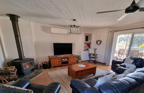 Eurunderee House | Pipeclay Cottage Farmstay Vibes and Chic Design