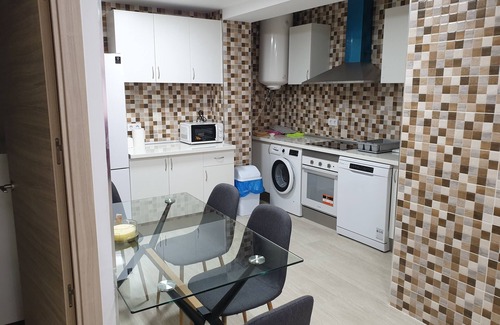 Castello de la Plana Condo | Piso nuevo reformado con todas las comodidades.