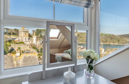 Fowey House | Place View is a delightful and traditional Cornish terraced cottage.