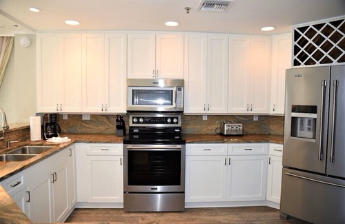 Coffeyville Condo | Plan a Fall Getaway, Shorter Stays, Pool & Hot Tub, Fabulous View & decor