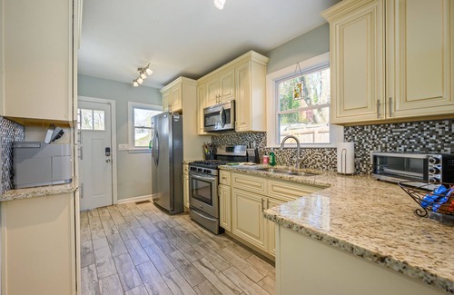 Hapeville House | Plan A Trip To Georgia Aquarium In This Comfy 3BR
