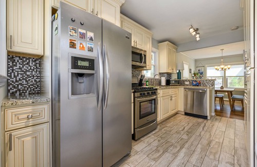 Hapeville House | Plan A Trip To Georgia Aquarium In This Comfy 3BR