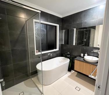 Landsborough House | Plantation Retreat 4 Bedroom Modern Home