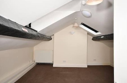 Mynydd Isa House | Plas Bellin Beautiful Family Getaway Kitchen & Bath Wifi Pet-Friendly