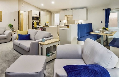 Mablethorpe Ski Chalet | Platinum Lakeview Lodge Sleeps 8