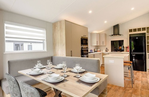 Mablethorpe Ski Chalet | Platinum Lakeview Lodge Sleeps 6