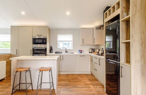 Mablethorpe Ski Chalet | Platinum Lakeview Lodge Sleeps 6