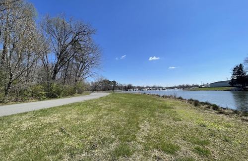 Carbondale RV Rental | PLAY PORT MARINA. Eclipse Hot Spot. Lake front campsite. North Lot parking.