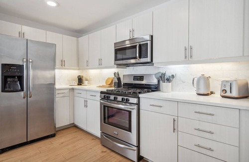 Playa Vista Apartment | Playa Vista 2 BR w/Office by Anyplace - 11636