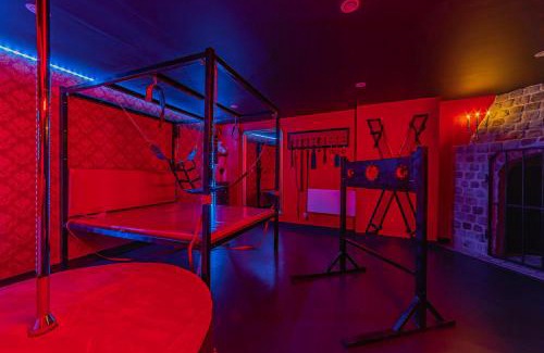 Libourne Villa | Playroom XXL Loft LOVE Room avec Espace spa Terrasse vue sur les toits Salle de jeux pour adultes Libourne centre 10 min de St Emilion Proche Bordeaux