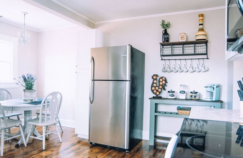 Villa Heights House | Plaza Bungalow near Uptown, NODA, light rail!