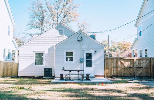 Villa Heights House | Plaza Bungalow near Uptown, NODA, light rail!