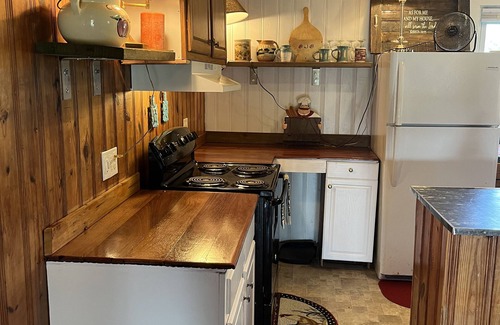 Hallsboro House | Pleasant 2 bedroom farmhouse