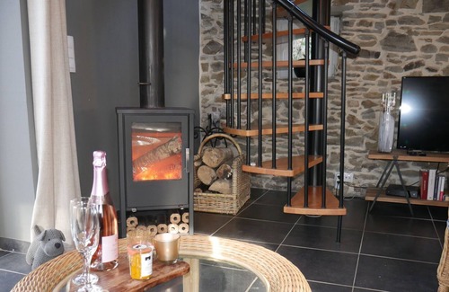 Burdinne House | Pleasant Holiday Home in Burdinne with Hot Tub