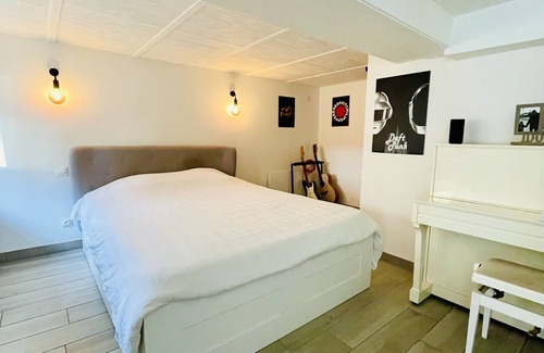 Le Coudray Bed & Breakfast | Pleasant independent room overlooking the town of Le Coudray.
