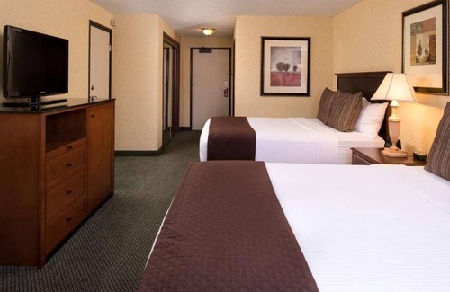 Tri-Cities Resort | Pleasant Stay! 2 Comfortable Units for Families, w/Free Parking, Onsite Pool!