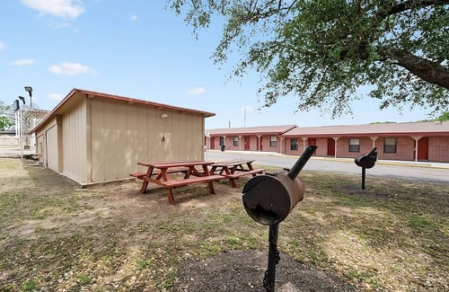 Beeville House | Pleasant Stay, Convenient Location! Just Minutes to Flournoy Park
