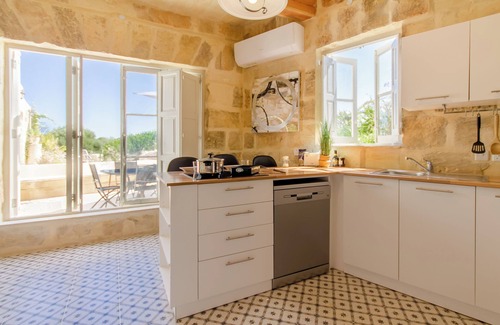 Mgarr Villa | Pleasant Stone House & Jacuzzi St Martin
