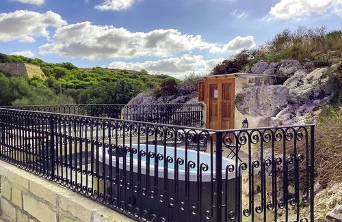 Mgarr Villa | Pleasant Stone House & Jacuzzi St Martin